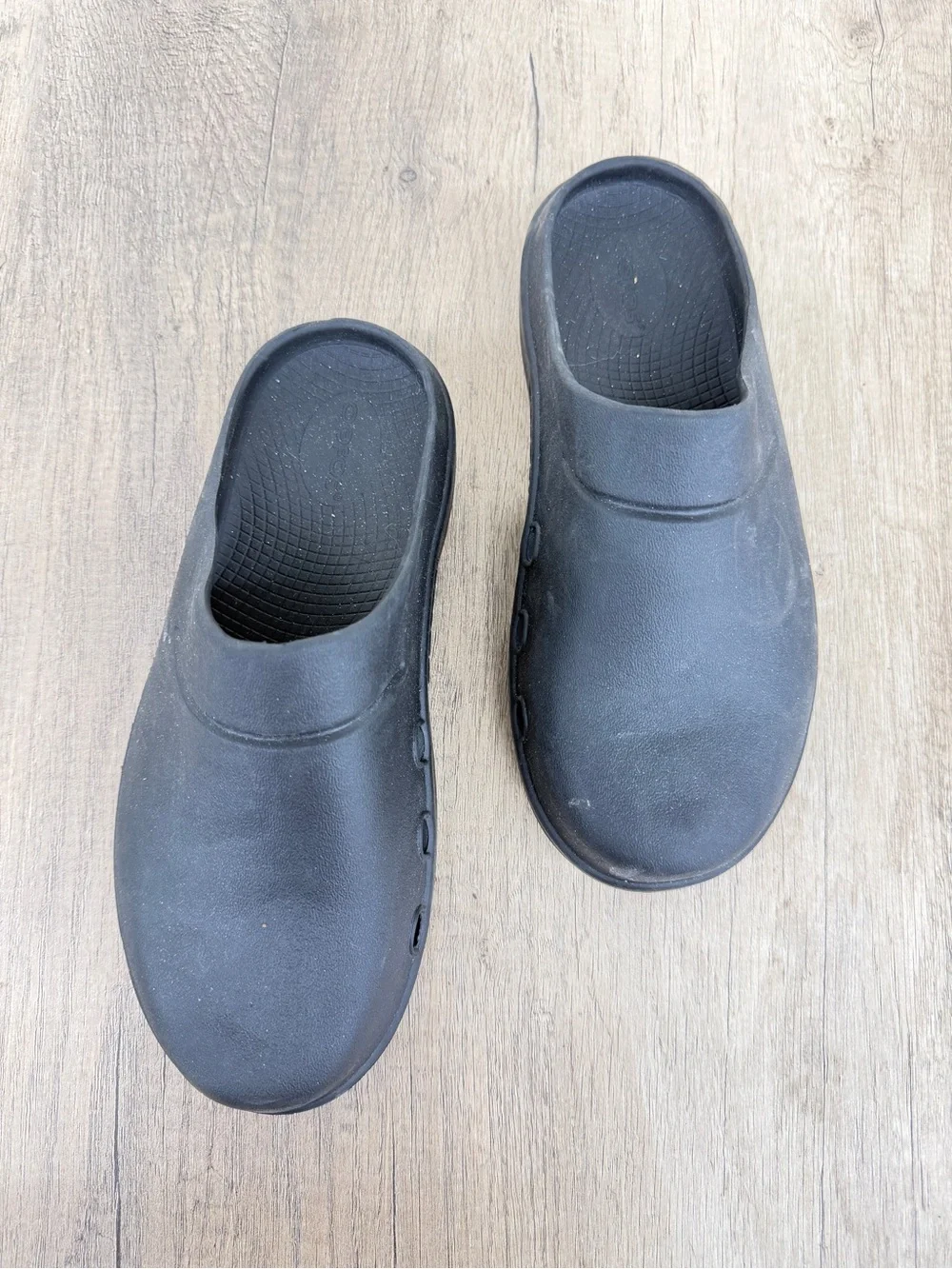 OOFOS Men's Black Slip-On Clogs